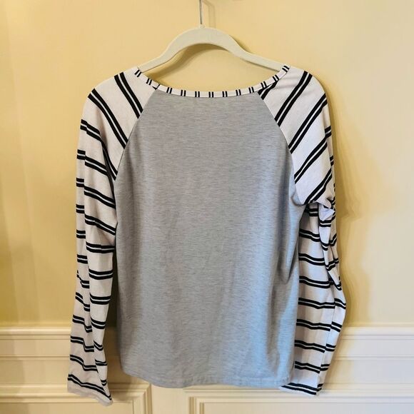 🎅 “It’s Beginning to Look a Lot Like Christmas” Top 🎅 - Picture 8 of 10